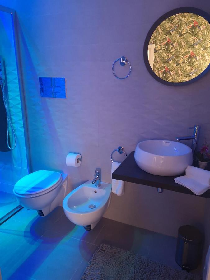 Domus Leone Tre Bed & Breakfast เนเปิลส์ ภายนอก รูปภาพ