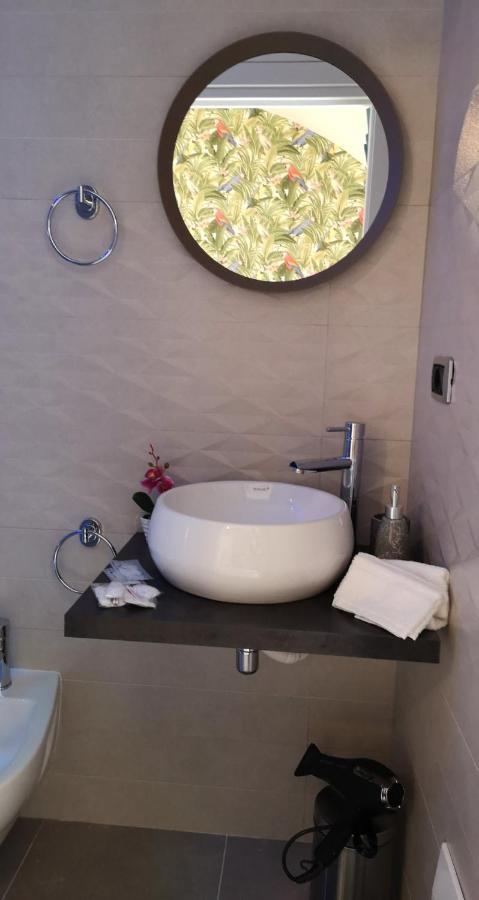 Domus Leone Tre Bed & Breakfast เนเปิลส์ ภายนอก รูปภาพ