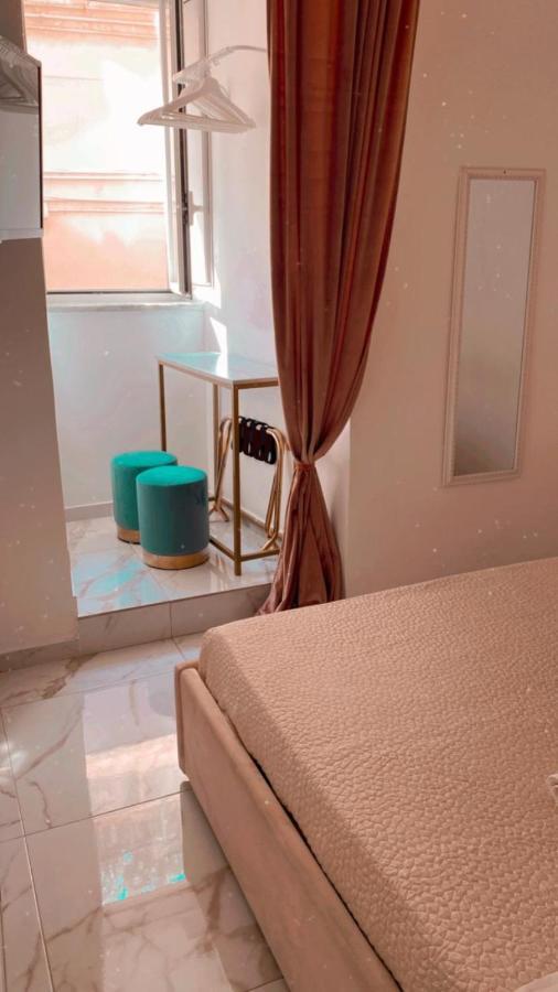 Domus Leone Tre Bed & Breakfast เนเปิลส์ ภายนอก รูปภาพ